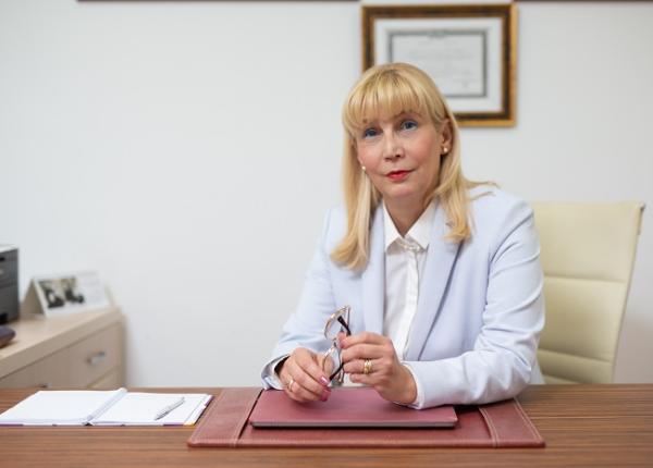 prima femeie rector umf din romania e foarte nedrept sa judeci din fotoliu oamenii care in fiecare clipa i i pun via a in pericol