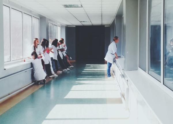 medicii reziden i semnal de alarma garzi neplatite in afara programului de lucru e o practica ilegala