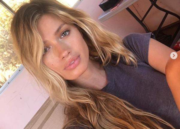 un top model de succes a lasat podiumul pentru a trata bolnavii covid 19