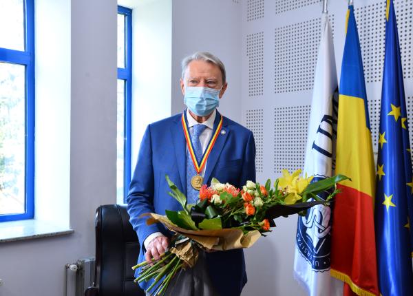 pof dr nicolae hancu distins cu medalia iuliu ha ieganu la implinirea varstei de 80 de ani