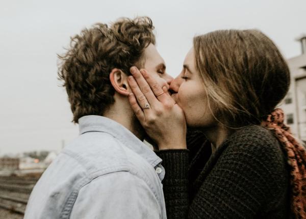 ziua interna ionala a sarutului gestul care produce explozii in creier