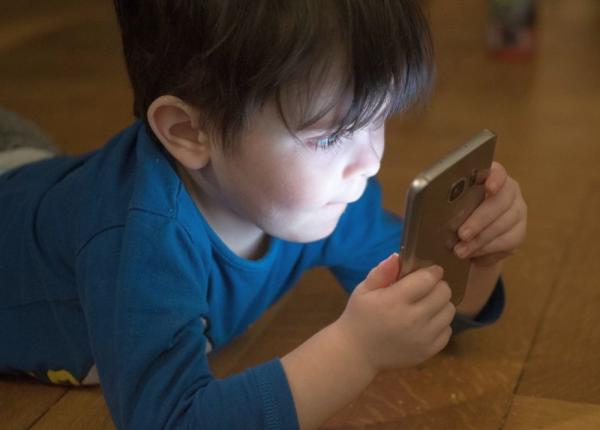 copii mici ecrane tactile cum le influen eaza capacitatea de concentrare