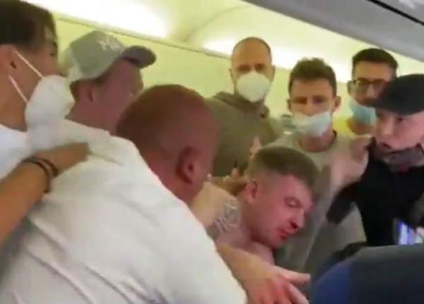 scandal in avion i au dat jos ma tile i a ie it un haos