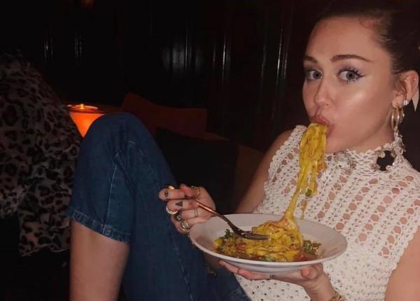 miley cyrus a renun at la dieta vegana ce probleme de sanatate i a cauzat