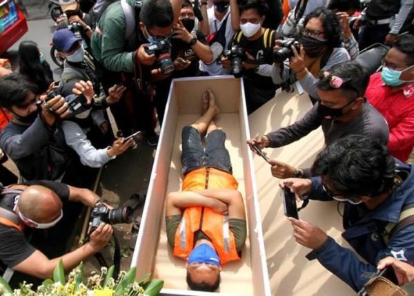 obligati sa stea intr un sicriu vezi pentru ce primesc oamenii pedeapsa ocanta