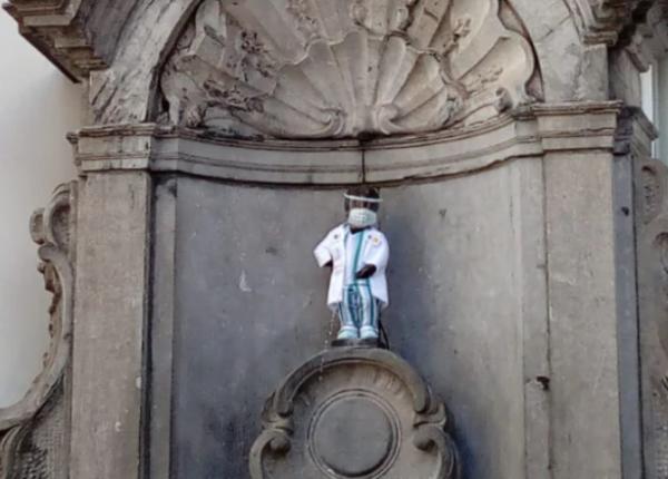 celebra statueta manneken pis imbracata in haine de medic