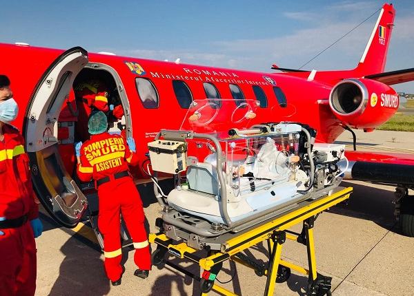 misiune contra cronometru feti a de doar o luna cu afec iuni grave transportata cu o aeronava a mai la milano