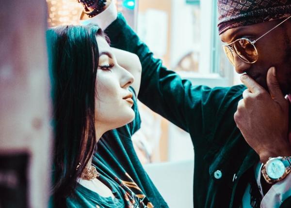 cum i i dai seama cand cineva flirteaza indiciile faciale care ii dau de gol