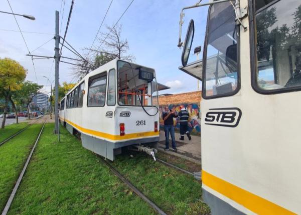 4 rani i intr o coliziune a doua tramvaie pacien i transporta i la spital