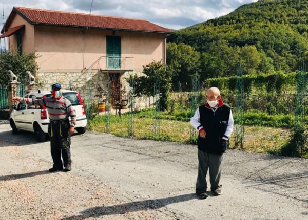 sunt singurii locuitori ai unui catun dar poarta masca atunci cand se intalnesc este o chestiune de principiu