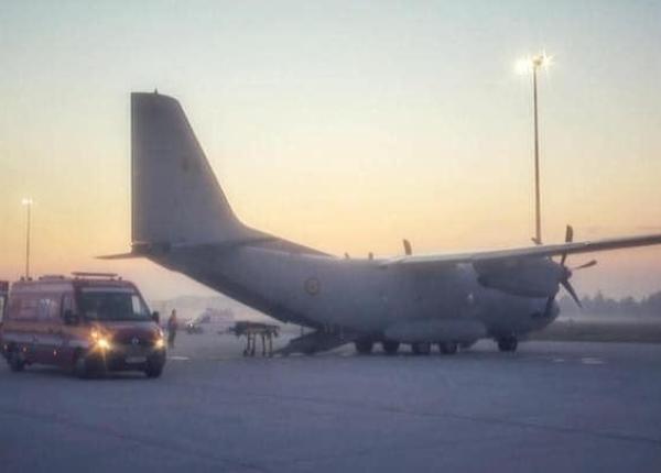 patru pacienti cu covid in stare grava transportati cu o aeronava militara