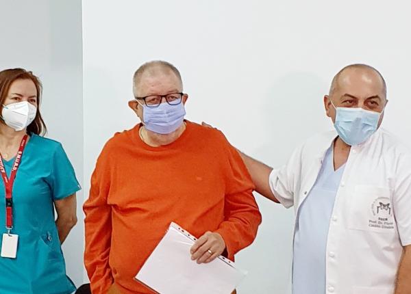 fostul sef de la urgenta primul vaccinat anti covid de la spitalul universitar