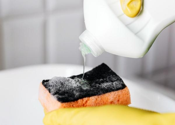 8 utilizari surprinzatoare pentru detergentul lichid de vase