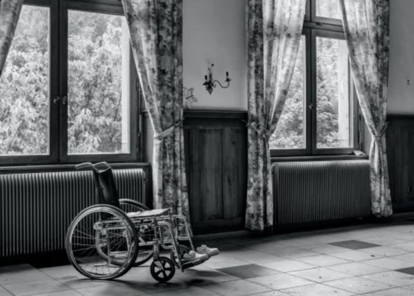 caz terifiant o mama si a tinut fiica sanatoasa timp de 8 ani in scaun cu rotile