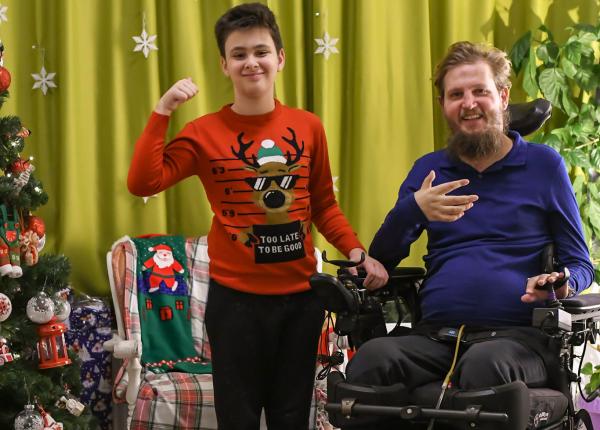 mihai nesu mananca si scrie singur la aproape 10 ani dupa accidentul teribil in urma caruia a ramas paralizat video