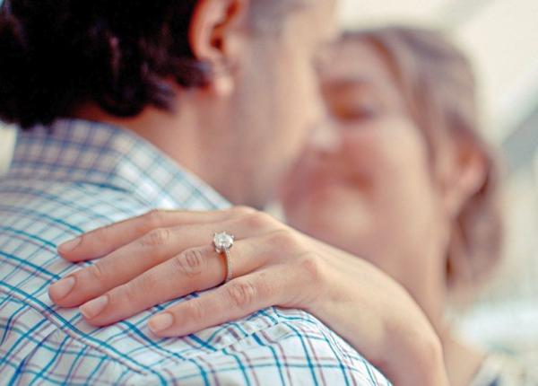 a chemat pompierii ca sa i scoata inelul de logodna de pe deget ce a patit o tanara