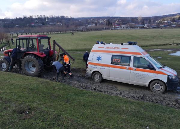 ambulanta care se deplasa la o pacienta cu covid blocata in noroi in judetul vaslui