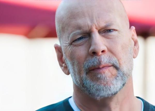 bruce willis numit covidiot si dat afara dintr o farmacie care este motivul foto