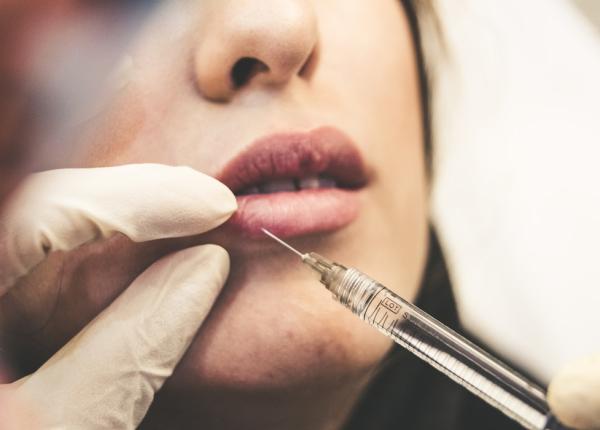 te poti vaccina anti covid 19 daca ti ai injectat acid hialuronic raspunsul unui medic te va lamuri