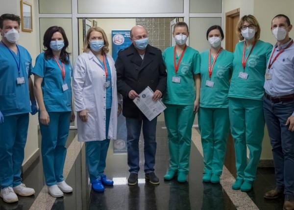 traian basescu fostul presedinte al romaniei s a vaccinat impotriva covid imagini