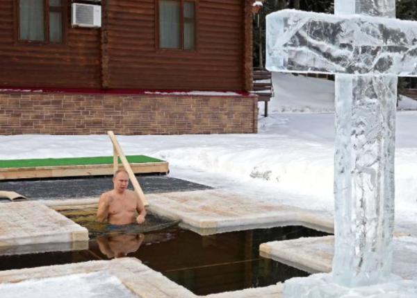 imagini senzationale cu vladimir putin la 16 grade presedintele rusiei s a scufundat de trei ori in apa inghetata video