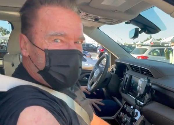 arnold schwarzenegger vaccinat contra covid 19 in masina mesajul terminatorului pentru cei care ezita