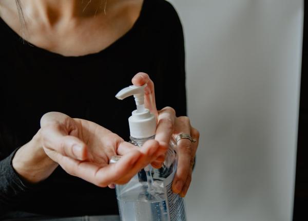 atentie dezinfectantul pentru maini pe baza de alcool pericol pentru copii poate duce la orbire