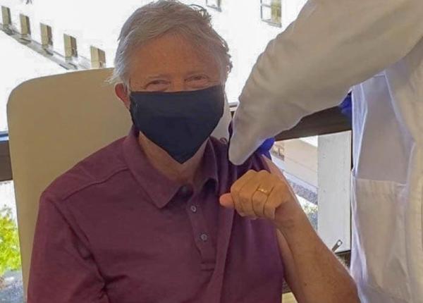 bill gates vaccinat contra covid 19 unul dintre beneficiile varstei sunt eligibil am facut prima doza