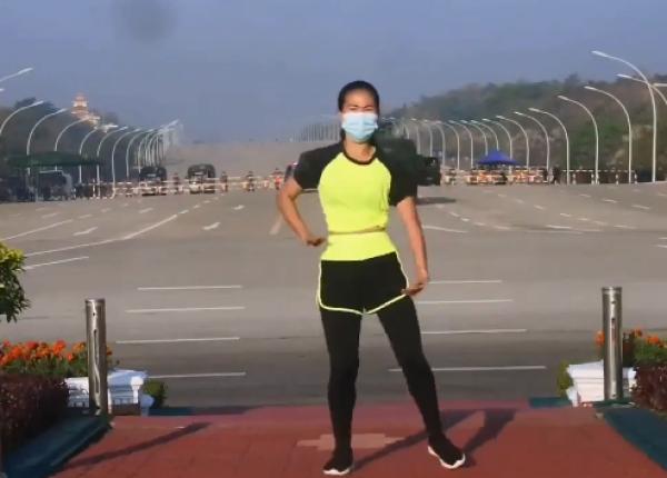 a fost filmata facand sport in timp ce in spatele ei se desfasura lovitura de stat din myanmar video viral