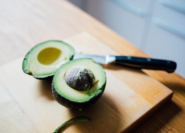 avocado cum il pastrezi cel mai bine asa nu se strica iar retetele tale vor fi mult mai gustoase