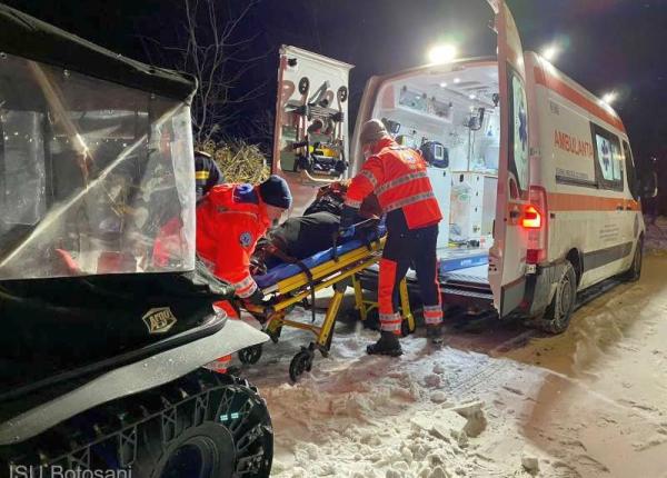 femeie bolnava preluata de o senilata a isu botosani ambulanta nu putea ajunge la casa ei din cauza zapezii
