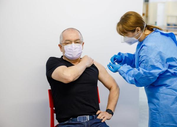 emil boc s a vaccinat impotriva covid nimeni nu este in siguranta ce vaccin i a fost administrat