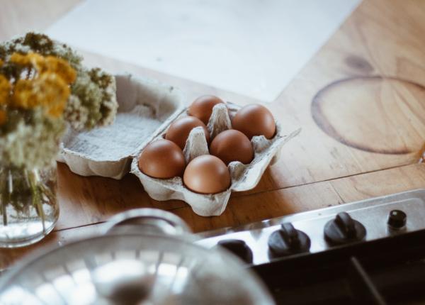 oua cum trebuie pastrate la frigider cu varful in sus sau in jos putina lume stie acest detaliu