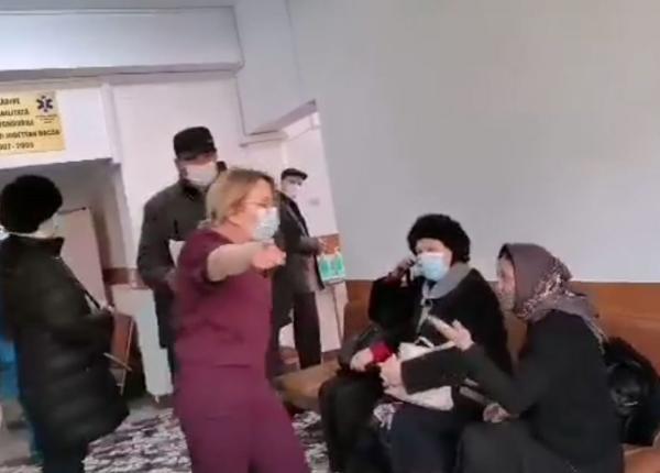 scandal la spitalul din bacau pacientii scosi sa astepte afara in ger