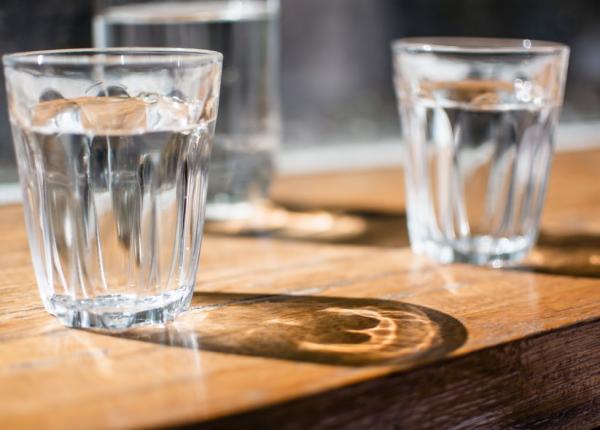 am baut apa pe stomacul gol timp de o luna iata ce s a intamplat