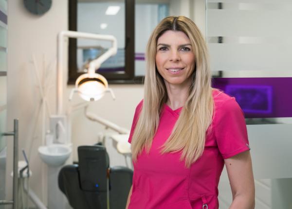 dr denisa zaharia avertizeaza ca femeile sunt mai predispuse la carii si la leziuni gingivale decat barbatii