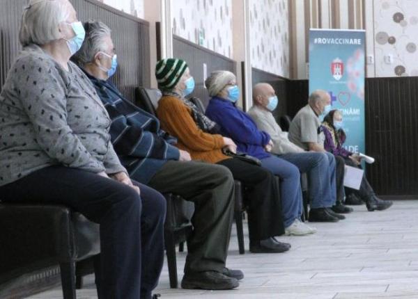 aglomeratie la centrele de vaccinare zeci de oameni programati la aceeasi ora cine este responsabil de greseala