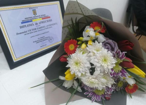 cel mai tanar roman vaccinat a primit si un cadou pentru ca ziua lui a fost acum 3 zile