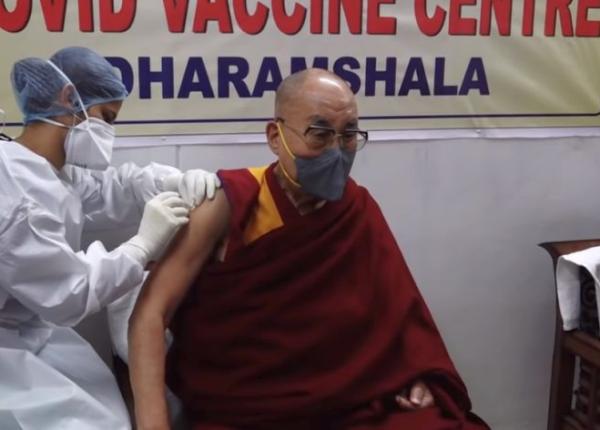 dalai lama imunizat cu vaccinul covid de la astrazeneca video