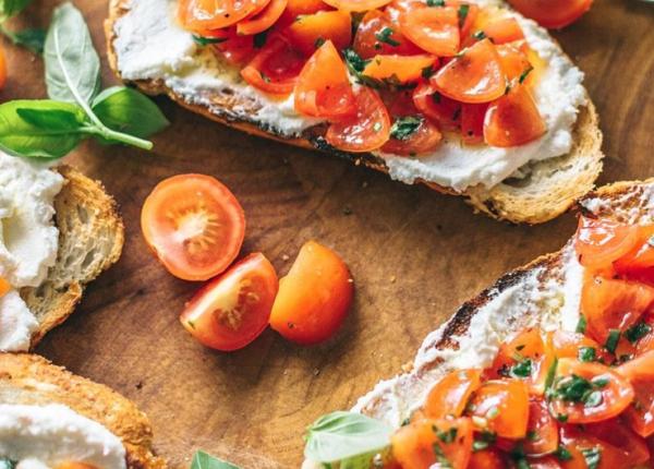 bruschete cu branza si rosii plus un ingredient secret gustare perfecta