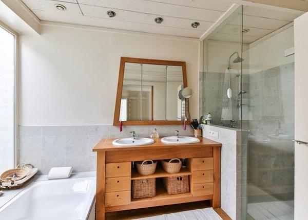 solutia la indemana oricui cu care cureti oglinda din baie se face din ingrediente banale