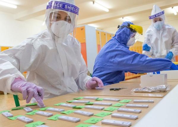 persoanele de peste 65 de ani prezinta un risc mai mare de reinfectare cu covid 19 studiu