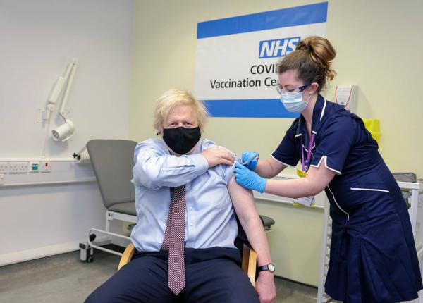 premierul britanic boris johnson s a vaccinat cu astrazeneca imaginile momentului video
