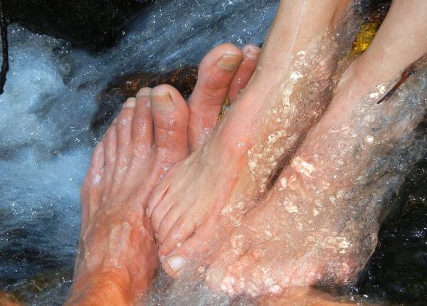 de ce sa ti tii picioarele in apa cu otet efectul la care nu te ai fi gandit