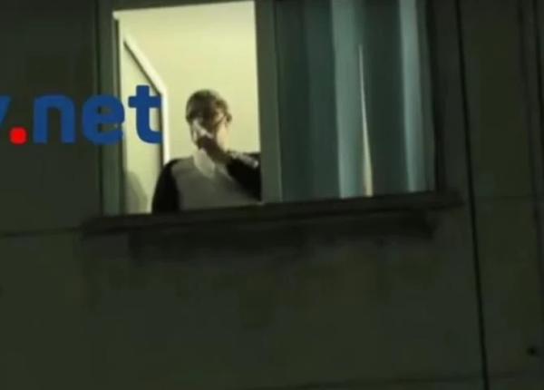 imaginea zilei bolnav covid care respira cu masca de oxigen priveste protestele anti restrictii din brasov