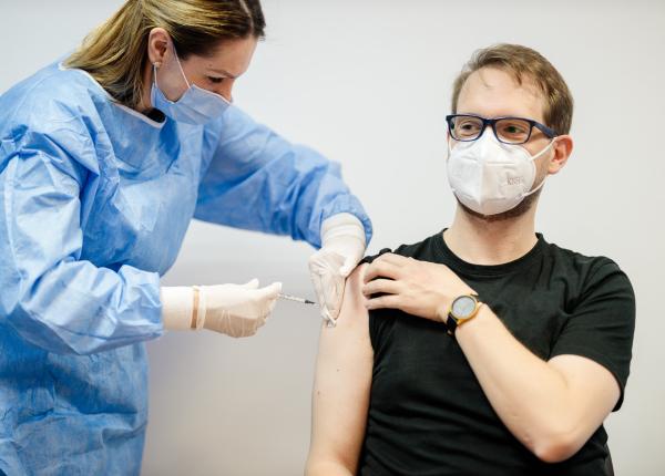 primarul timisoarei s a vaccinat cu astrazeneca este un vaccin sigur si eficace