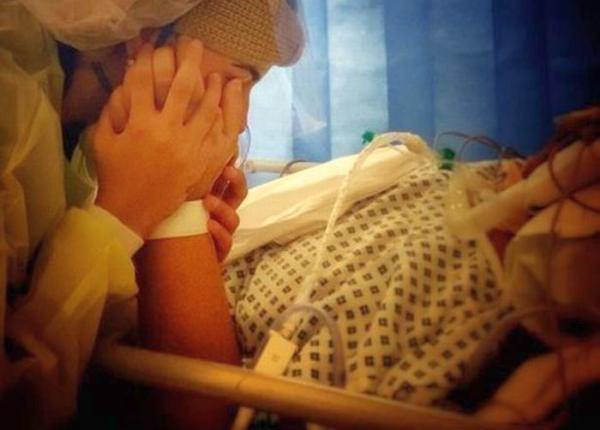 o femeie din anglia complet paralizata dupa ce a facut covid 19