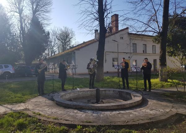 cadou muzical pentru cadrele medicale din spitalele covid galerie foto