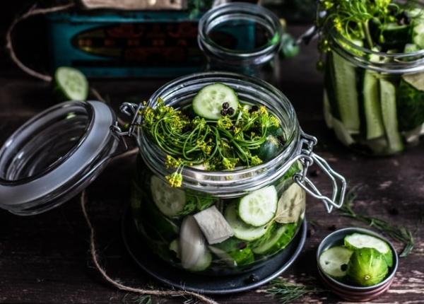 reteta aceasta delicioasa salata de castraveti usturoi si lamaie regleaza tensiunea arteriala