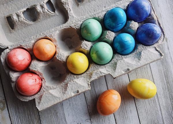 oua de pasti vopsea naturala cu sfecla rosie varza turmeric otet si foi de ceapa